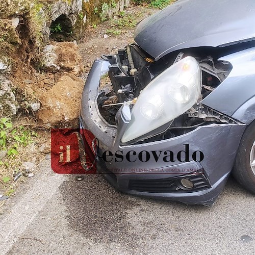 Tramonti, auto impatta contro macera e si gira di traverso: traffico in tilt sulla SP2 /FOTO