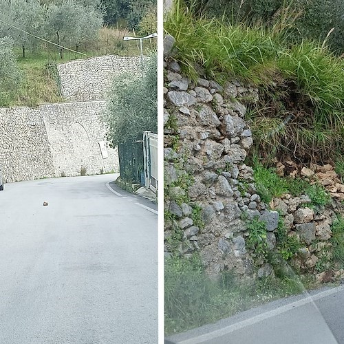 Tramonti, pietra si distacca da una macera e per poco non colpisce auto in marcia