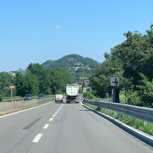 Trasporto e smaltimento illecito di rifiuti speciali, sequestrato autoarticolato ad Avellino