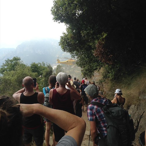 Turista batte la testa sul Sentiero degli Dei: gli escursionisti fotografano l'eliambulanza da pochi metri. La foto de Il Vescovado è impressionante /Foto originale