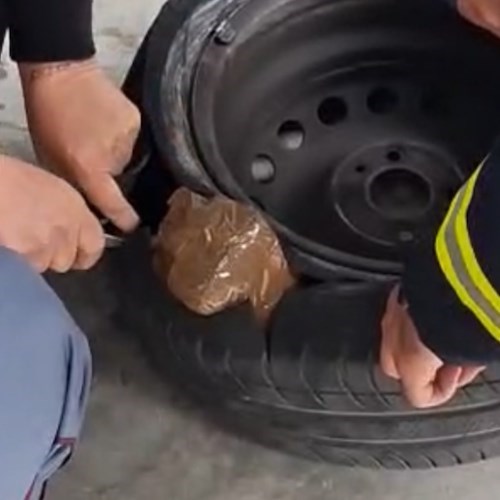 Viaggiava con oltre 5 chili di hashish nascosti in auto e nella ruota di scorta: un arresto nel Salernitano