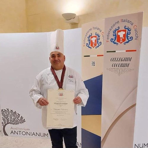 Vico Equense, lo chef Giuseppe Celentano insignito del collare del Collegio dei Cuochi