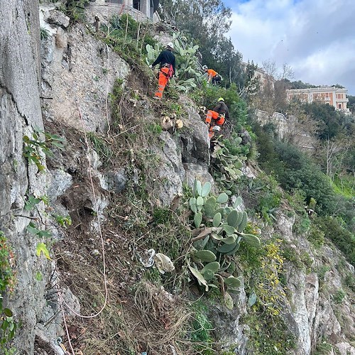 Vietri sul Mare, iniziati i lavori di messa in sicurezza del costone roccioso sottostante la Villa comunale