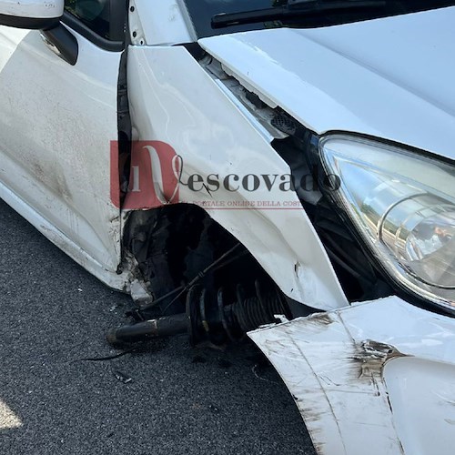 Vietri sul Mare, per evitare auto dal senso opposto si schianta contro un'altra in sosta: turista illeso /FOTO