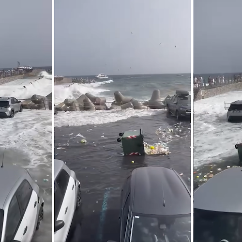 Violenta mareggiata ad Amalfi, le onde invadono il parcheggio della Darsena 